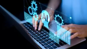 Personne, dont on ne voit pas le visage, qui tape sur le clavier d'un ordinateur portable. A la verticale du clavier, en transparence, AI et roues crant&eacute;es.